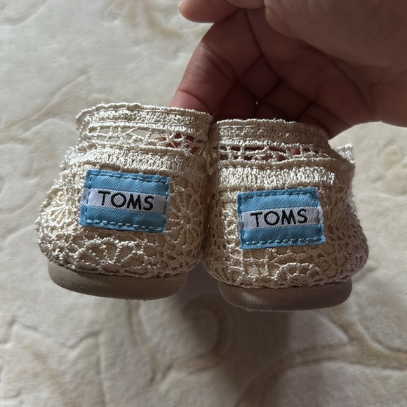 TOMS Lace Crochet Flats - Size 5.5 EUC - Picture 4 of 4